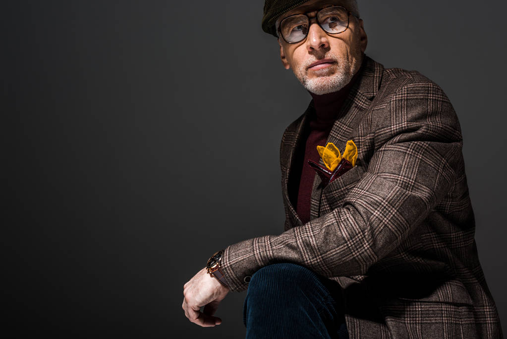 hombre de mediana edad de moda en gafas en gris
 - Foto, imagen