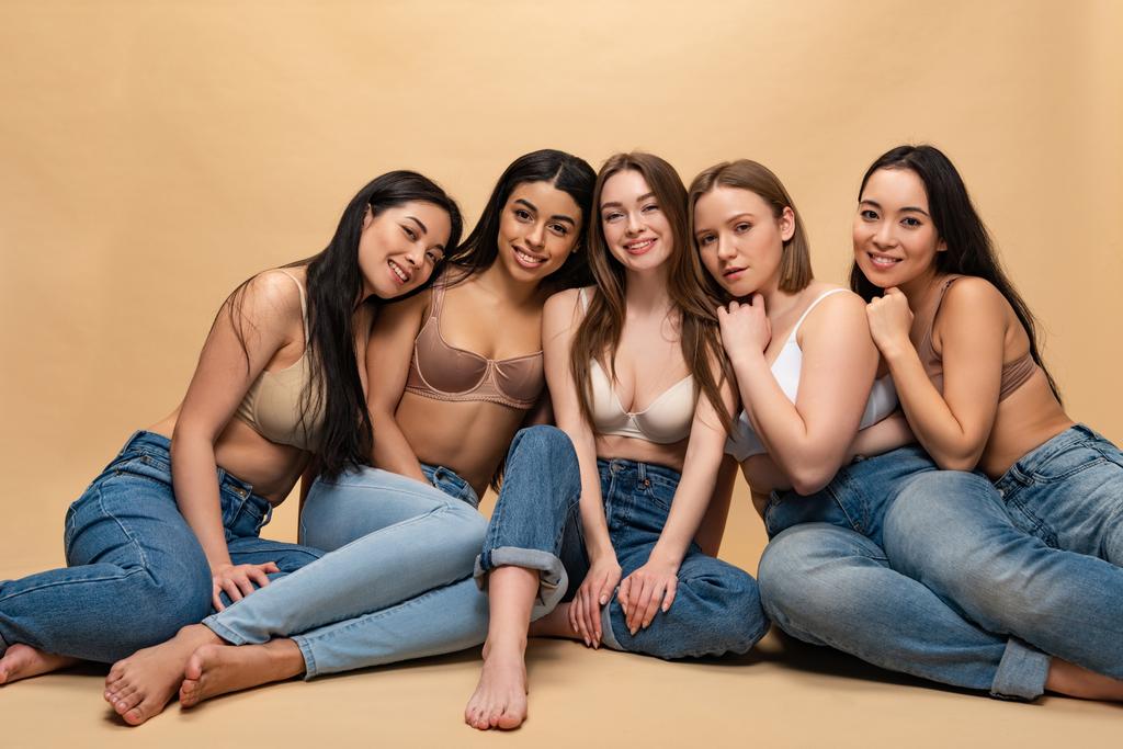 pět s úsměvem krásné multikulturní ženy představují na kameru, tělo pozitivity koncept - Fotografie, Obrázek