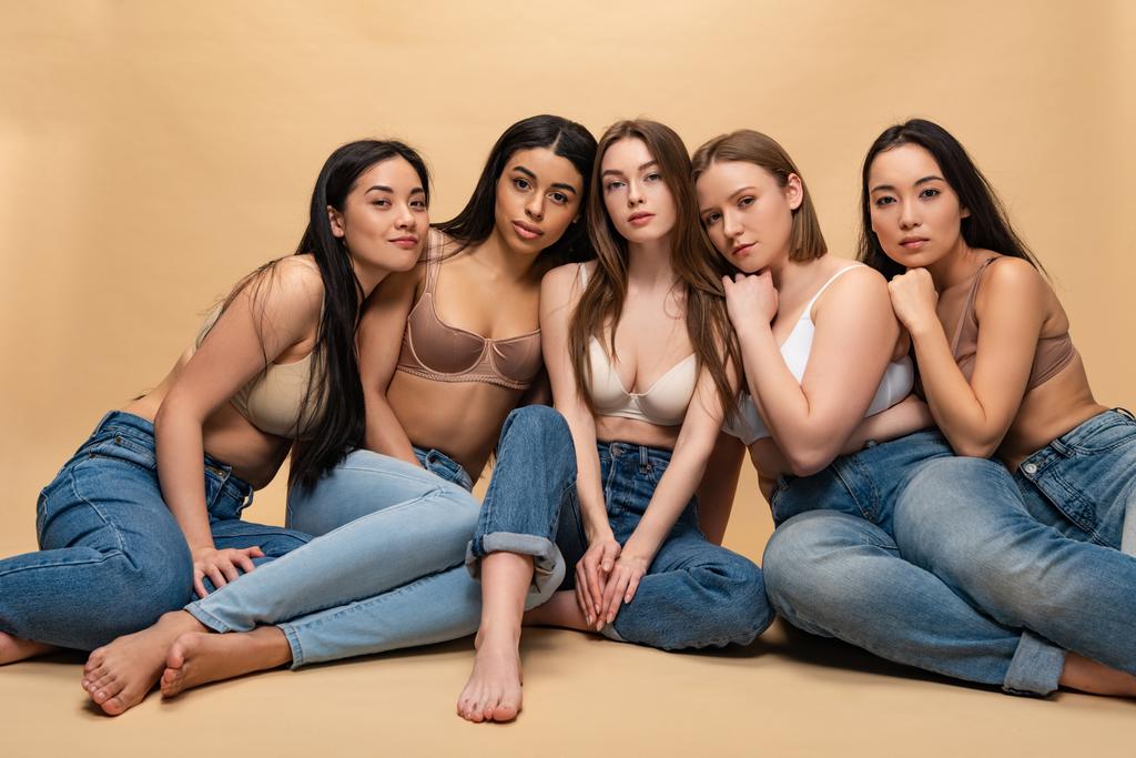 fünf verträumte multikulturelle Mädchen sitzen und in die Kamera schauen, Body-Positivity-Konzept - Foto, Bild