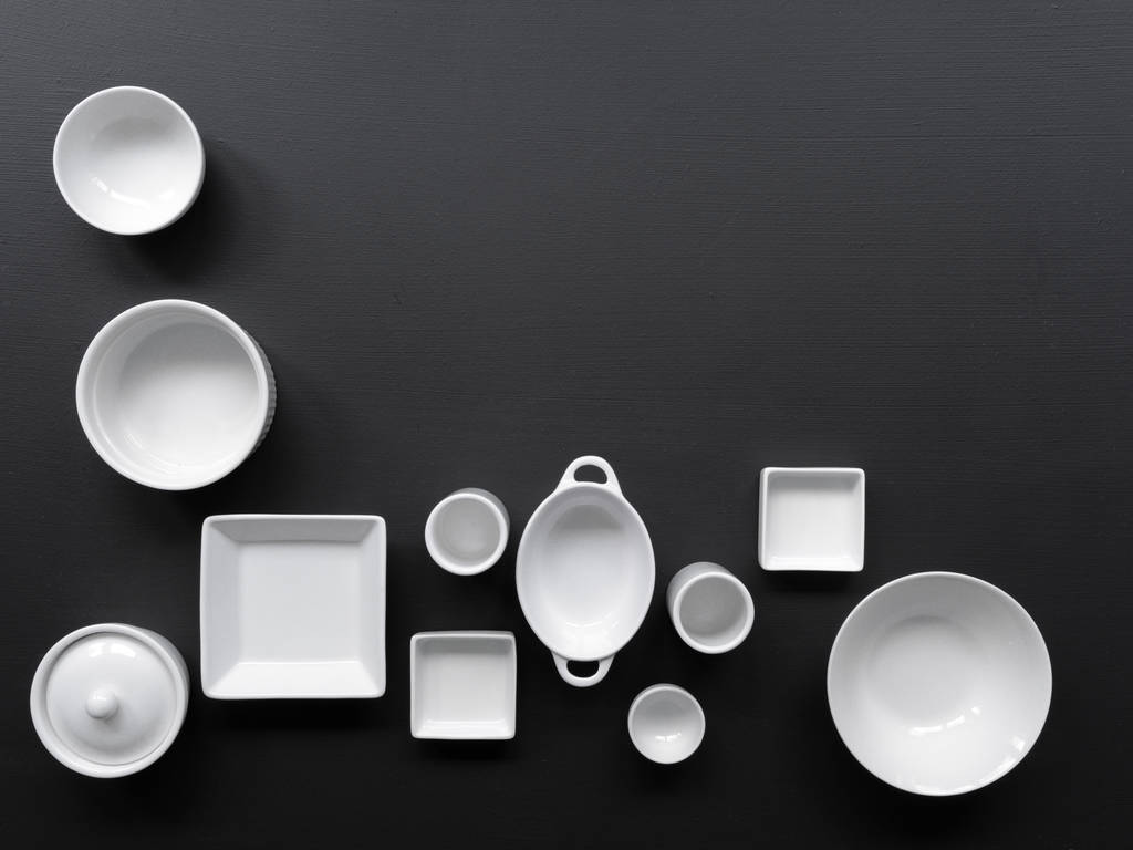 黒の背景に白のモダンな食器のコレクション - 写真・画像