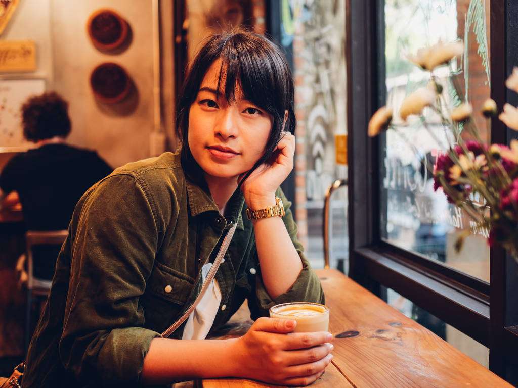 Asiatin trinkt Kaffee im Café   - Foto, Bild