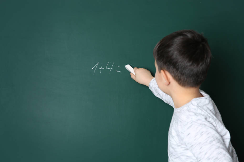 Dziecko pisania matematyki suma na tablicy. Miejsca na tekst - Zdjęcie, obraz