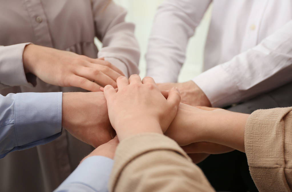 Groep mensen bij elkaar, hun handen te houden closeup - Foto, afbeelding