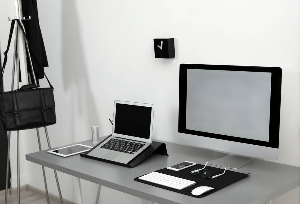 Interior moderno del lugar de trabajo con computadoras en la mesa. Espacio para texto
 - Foto, Imagen