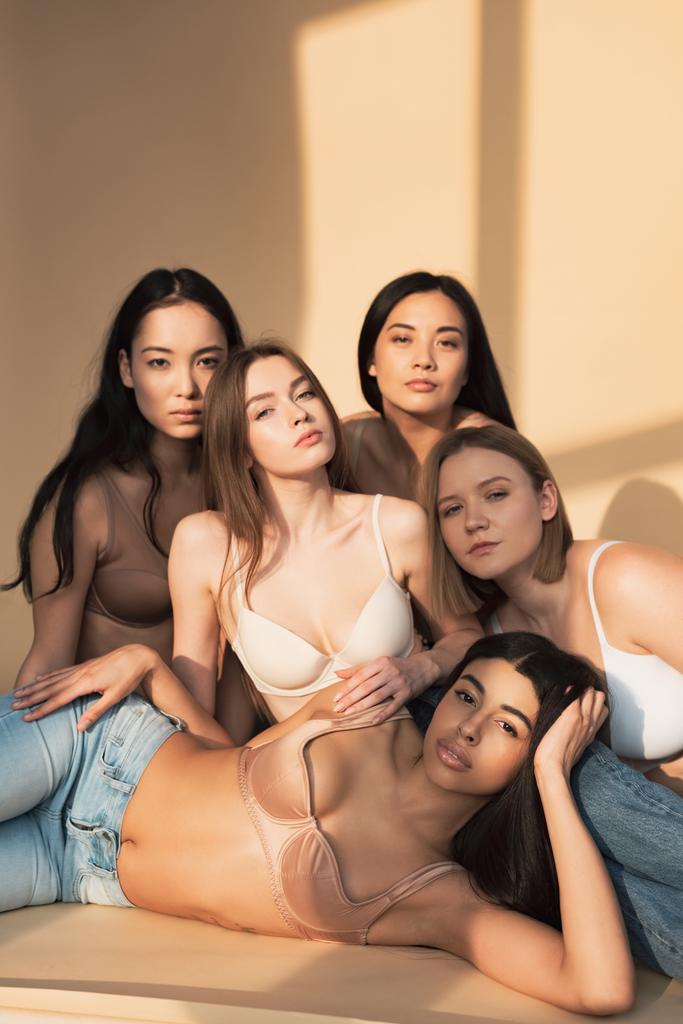 fünf schöne multikulturelle Frauen, die im Sonnenlicht in die Kamera schauen, Body-Positivity-Konzept - Foto, Bild