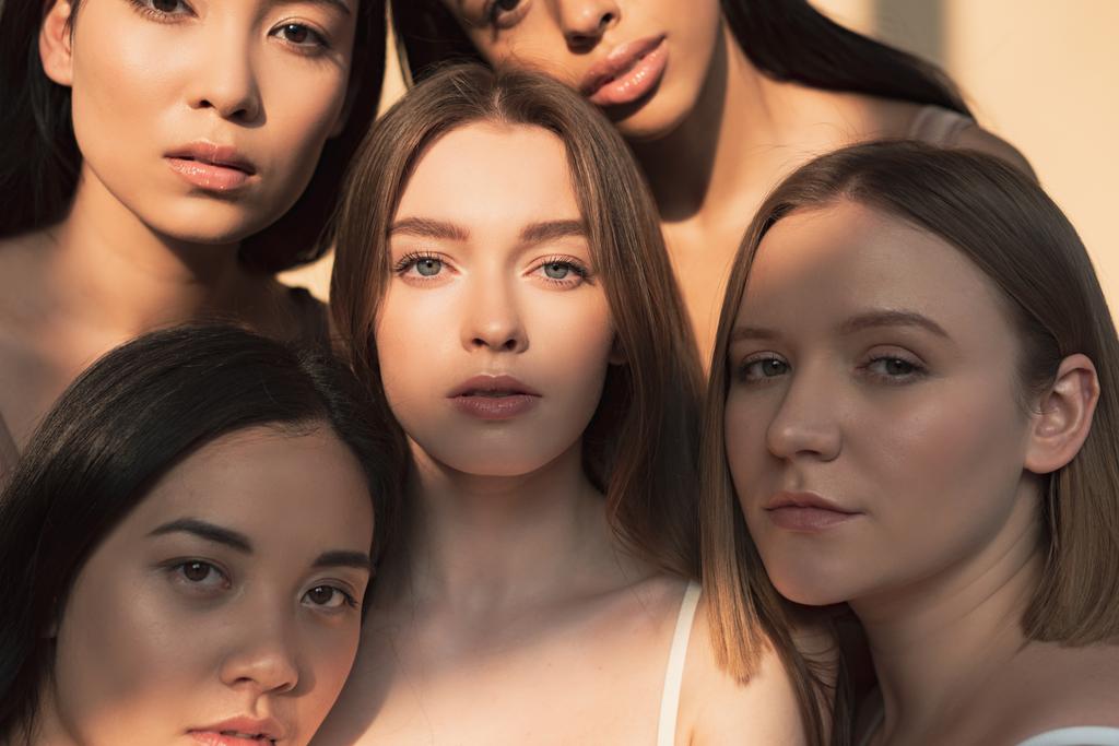 pět krásných multikulturní dívky při pohledu kamery na slunci  - Fotografie, Obrázek
