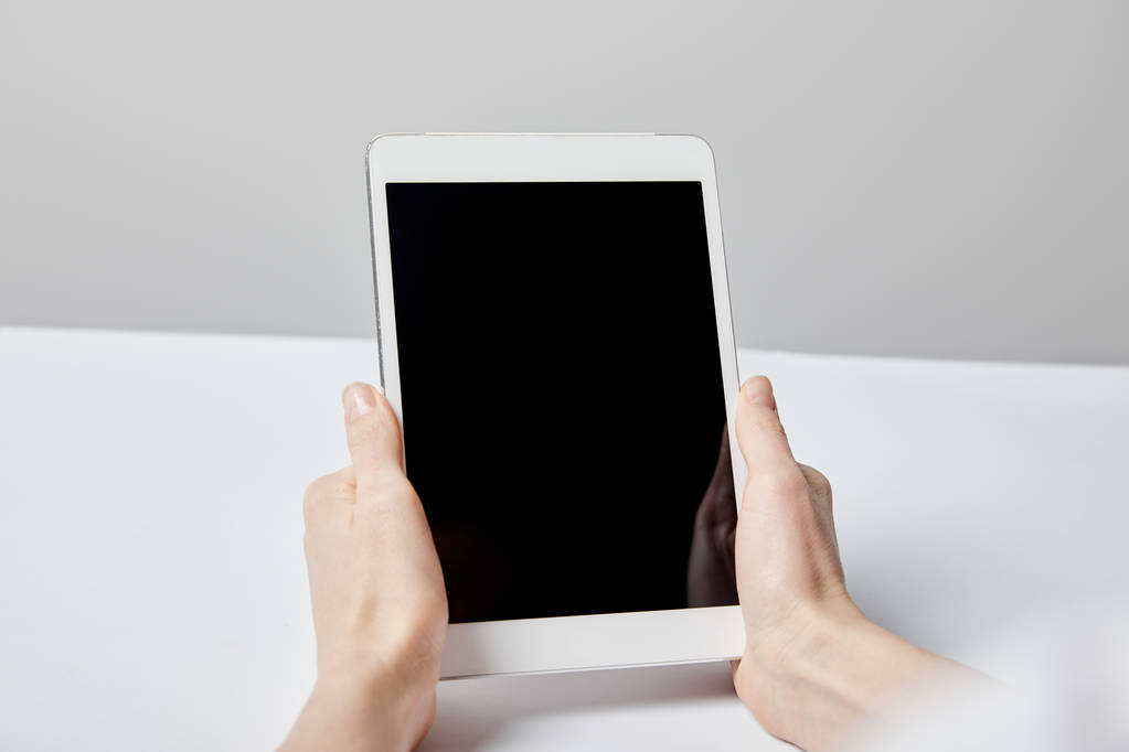 bijgesneden beeld van vrouw met digitale tablet met leeg scherm op grijs  - Foto, afbeelding