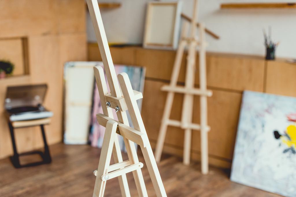 foco seletivo de cavalete de madeira no estúdio de pintura
 - Foto, Imagem