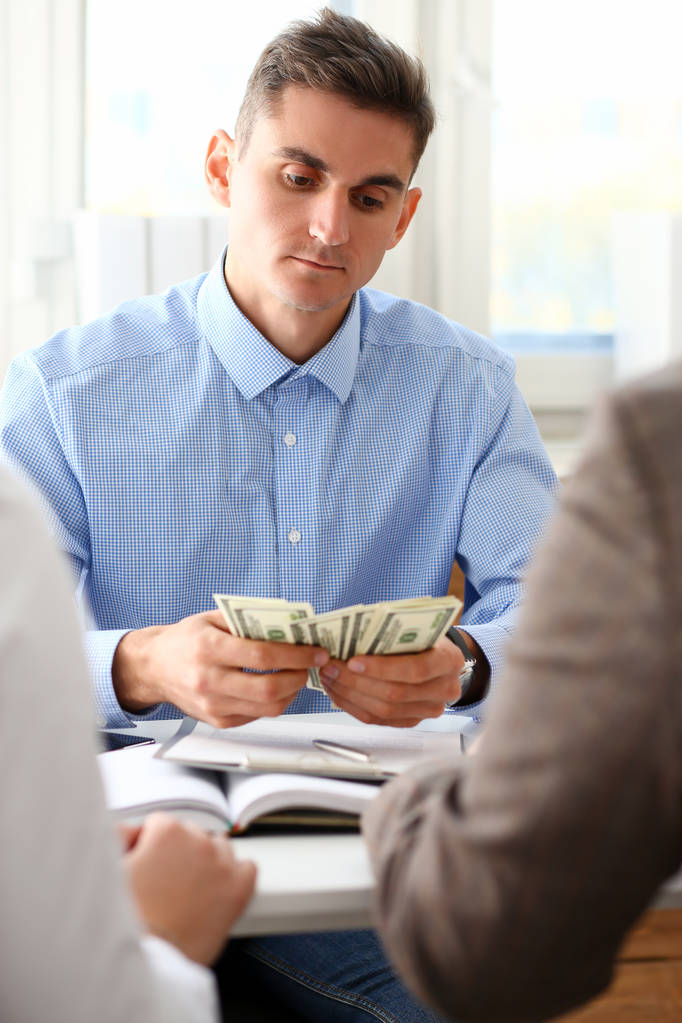 Geschäftsmann erwägt Bargeld im Büro - Foto, Bild