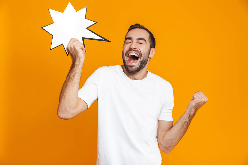 Radostný muž 30s v oblečení drží prázdné představa inzerátu - Fotografie, Obrázek