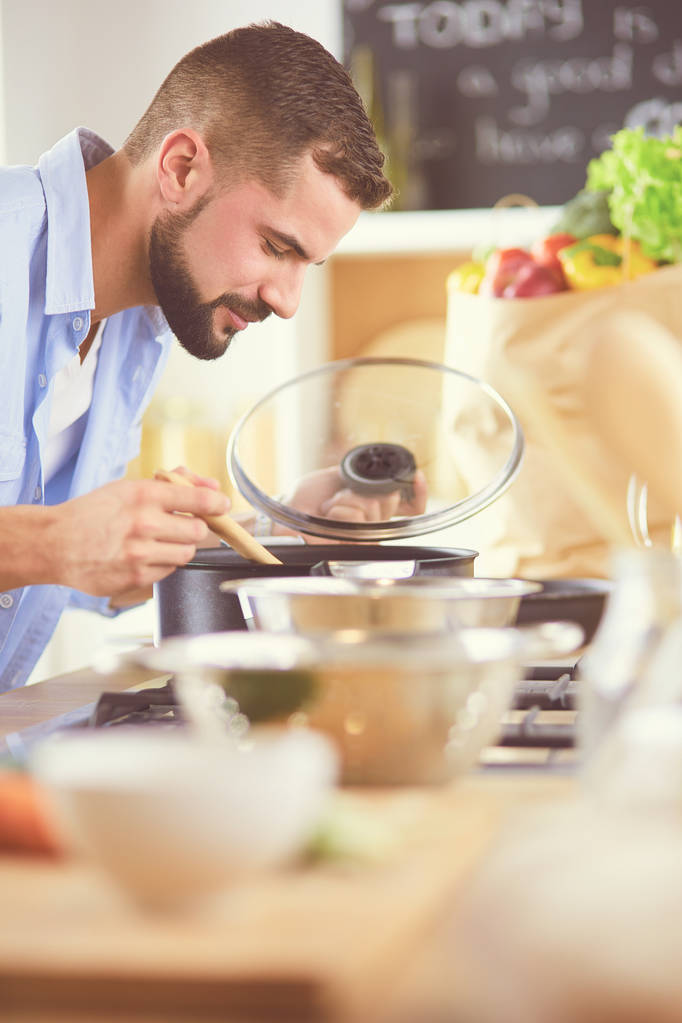 Ο άνθρωπος προετοιμασία νόστιμα και υγιεινά τρόφιμα στην κουζίνα του σπιτιού - Φωτογραφία, εικόνα