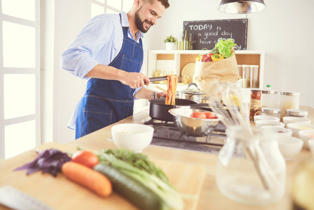 Homem preparando comida deliciosa e saudável na cozinha da casa - Foto, Imagem