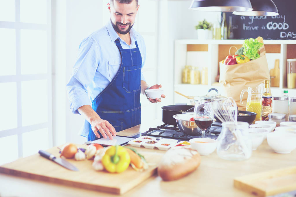 Чоловік готує смачну і здорову їжу на домашній кухні
 - Фото, зображення