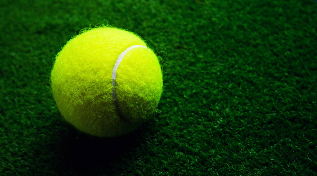 Piłki tenisowe na białym tle na czarny dramatyczne oświetlenie - Zdjęcie, obraz
