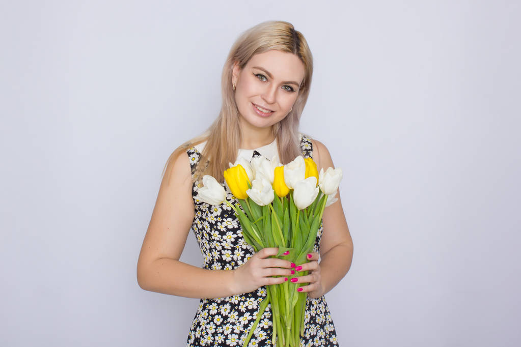 チューリップの花束を持った金髪の女性 - 写真・画像