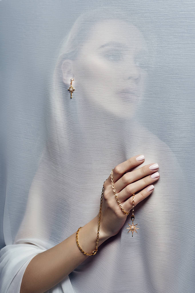 Náušnice a šperky v uchu sexy žena provléci - Fotografie, Obrázek