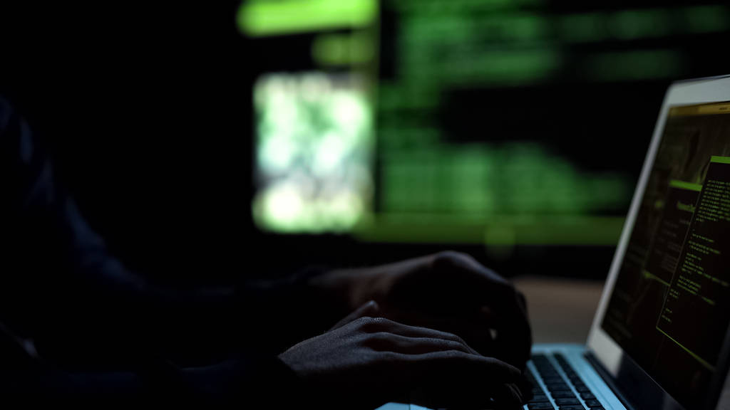 Programmatore scrittura di codice per malware, hacking remoto di conti bancari, criminalità informatica
 - Foto, immagini