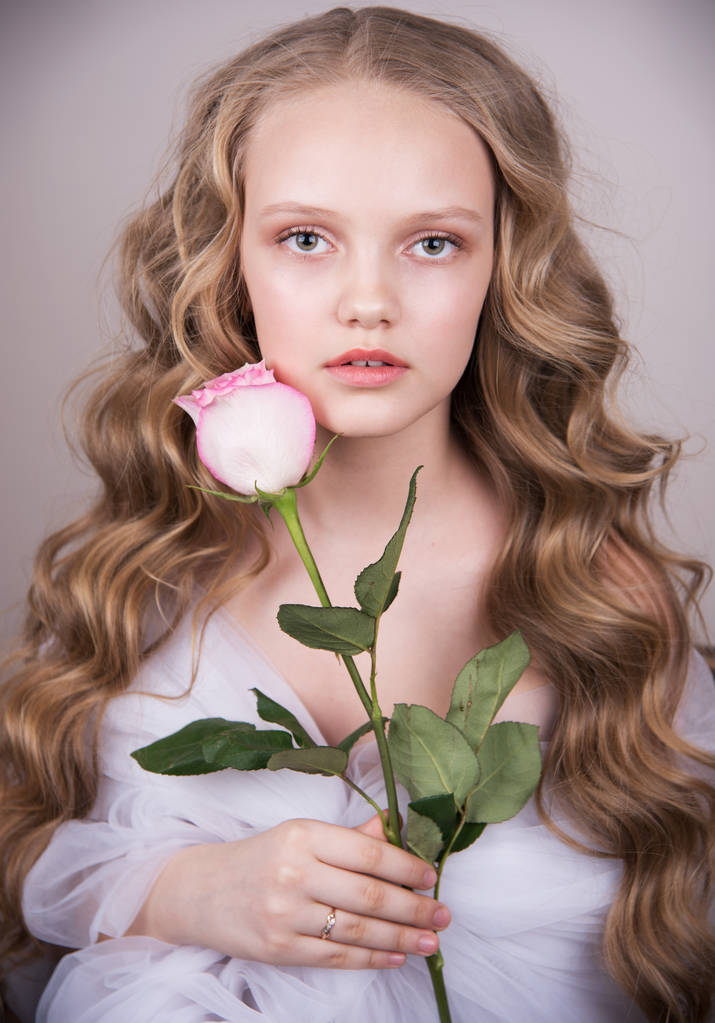 romantikus kép egy lány virággal - Fotó, kép