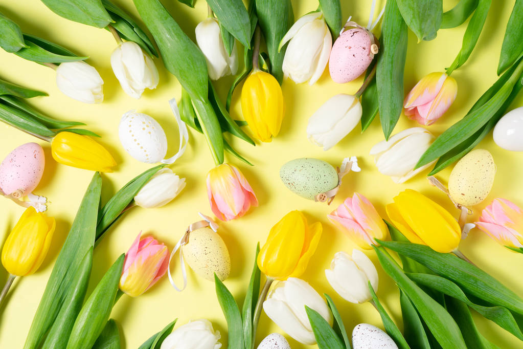 Osterszene mit gefärbten Eiern - Foto, Bild