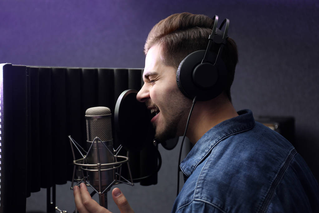 Молода співачка з піснею запису мікрофонів у студії
 - Фото, зображення