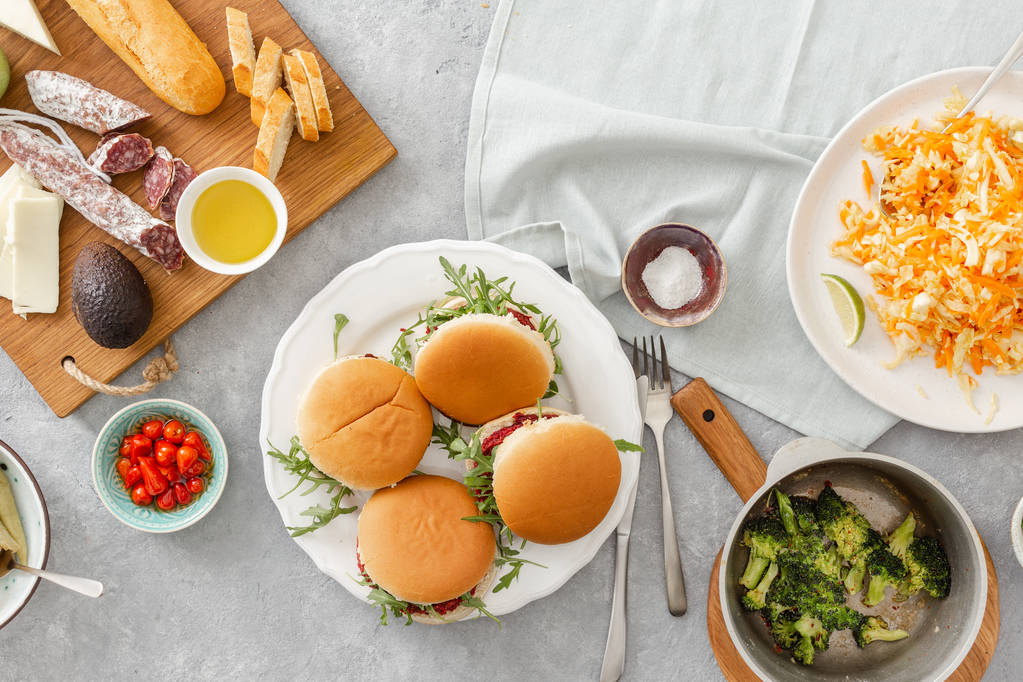 夏パーティー食品ベジタリアン ハンバーガーさまざまな食品 - 写真・画像