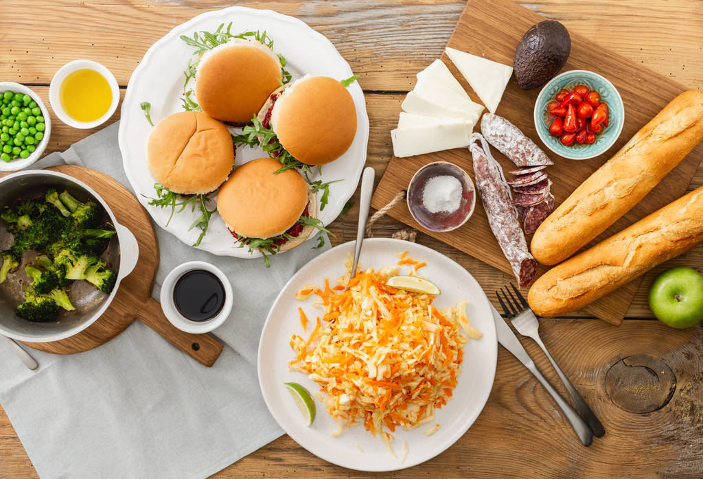 Nyáron fél étel vegetáriánus hamburgert különböző élelmiszerek - Fotó, kép