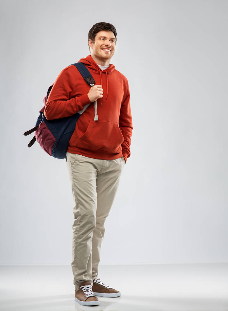 молодой человек или студент со школьной сумкой или рюкзаком
 - Фото, изображение