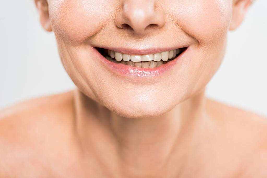 vue partielle de femme mature et souriante isolée sur gris
 - Photo, image