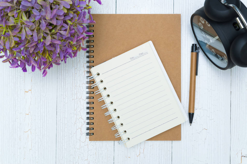 Carta e penna per notebook in bianco sul legno, vista dall'alto
. - Foto, immagini