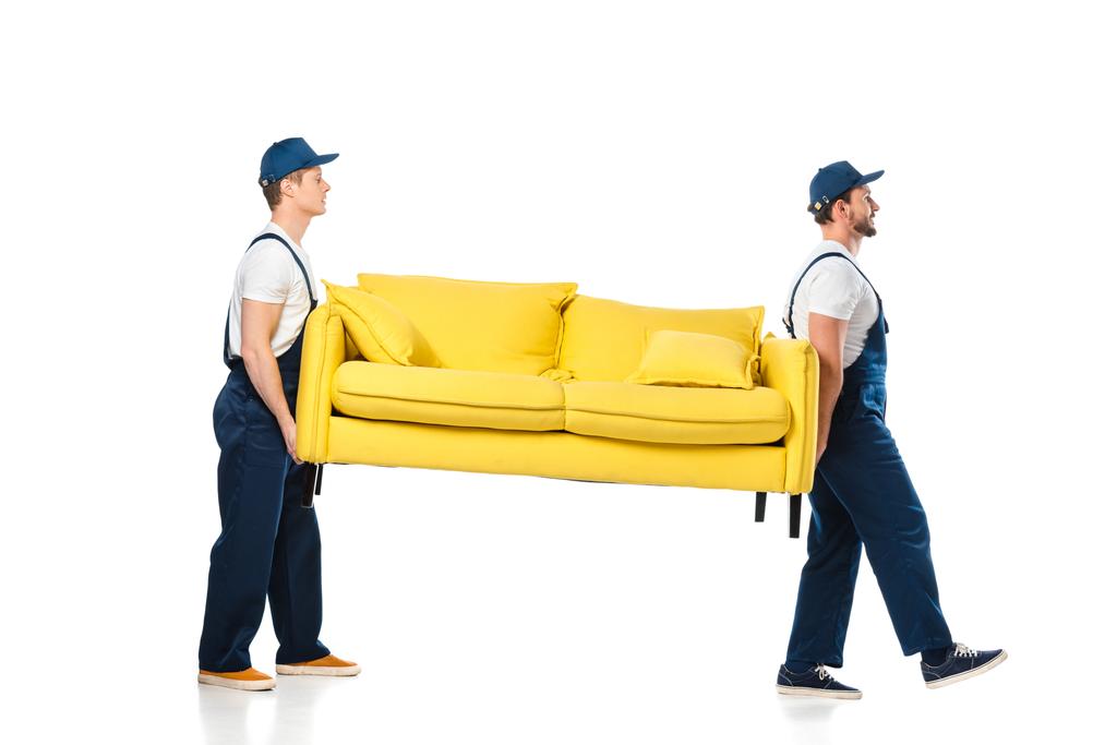 白い上に黄色いソファを運ぶ2つのムーバーの側面図 - 写真・画像