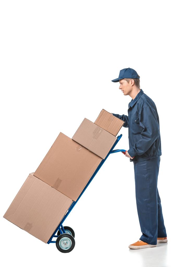 Mover in Uniform transportieren Kartons auf Handwagen isoliert auf weiß mit Kopierraum - Foto, Bild
