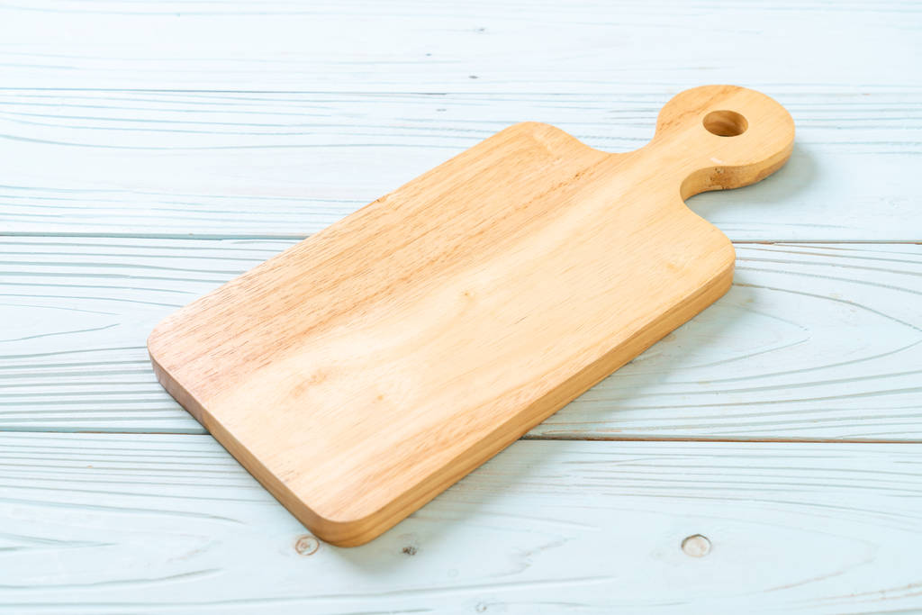 placa de madeira de corte vazia com pano de cozinha
 - Foto, Imagem