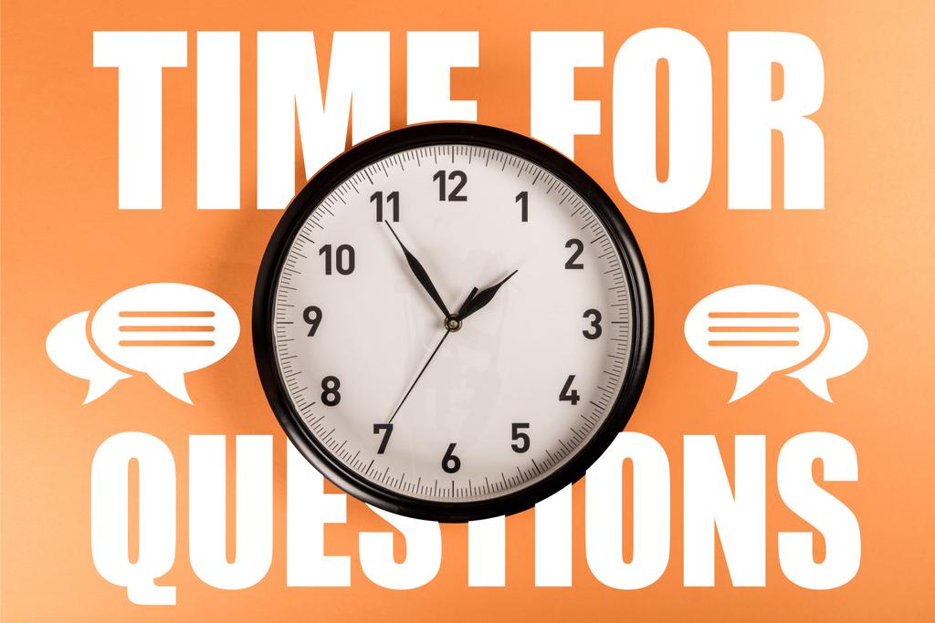 runde Uhr mit weißer Zeit für Fragen Schriftzug und Sprechblasen auf orangefarbenem Hintergrund - Foto, Bild