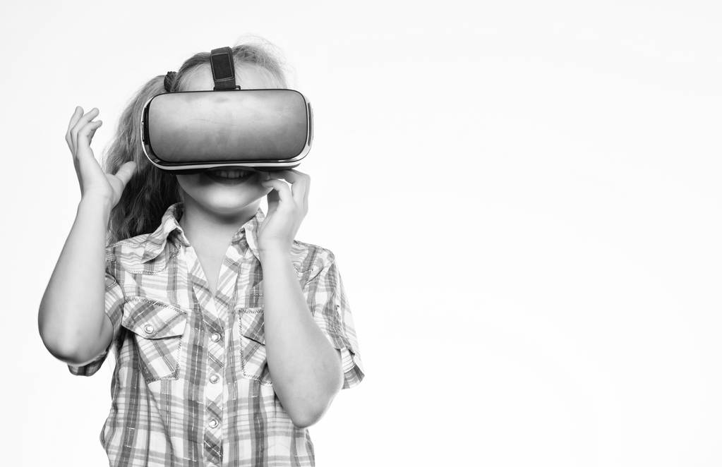 Pojem virtuální reality. Roztomilé dítě dívka s hlavou displej připevněný na bílém pozadí. Malé dítě používat moderní technologie virtuální realita. Virtuální vzdělávání pro žáky školy. Virtuální zkušenosti - Fotografie, Obrázek