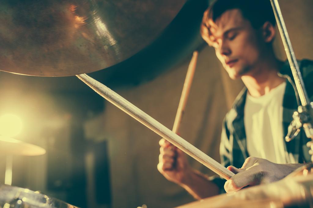 selektiver Fokus der Drumsticks in den Händen junger Schlagzeuger - Foto, Bild