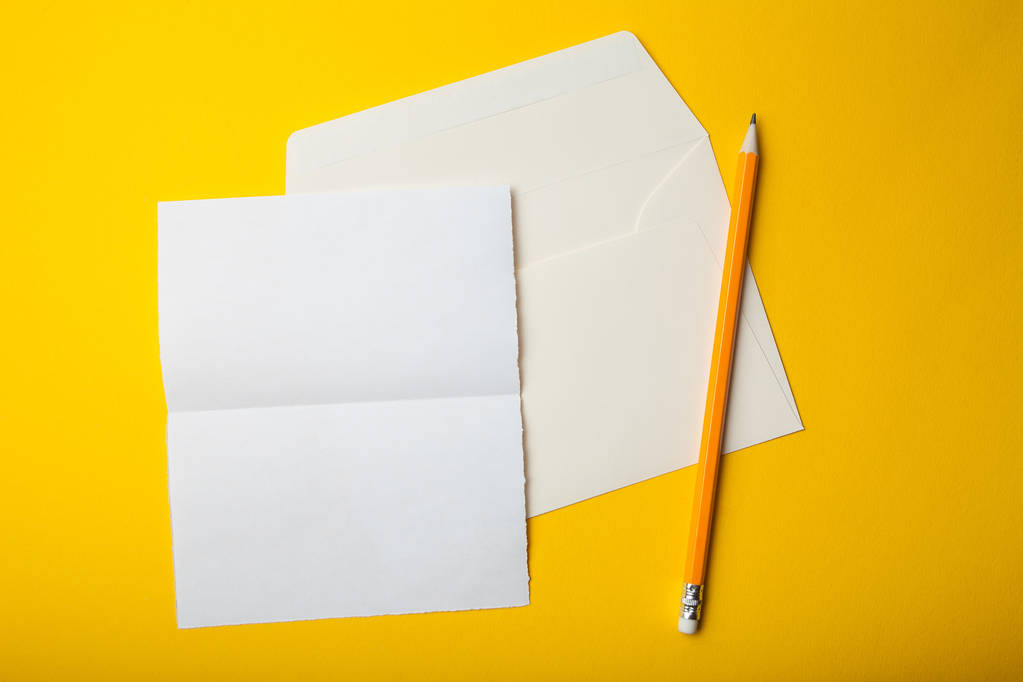 Zarfın üzerinde sarı arka plan ile boş karton kartı. Mock-up - Fotoğraf, Görsel