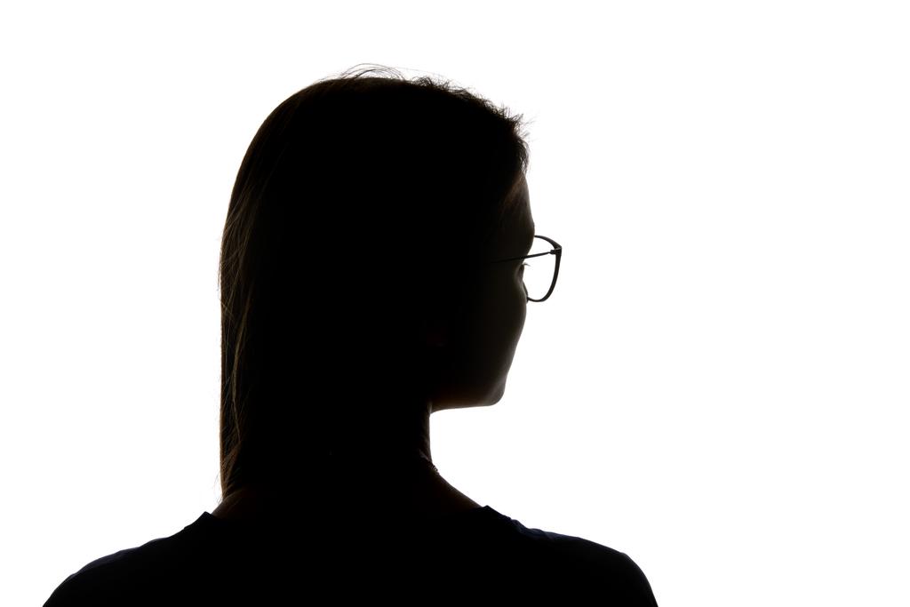 Силуэт женщины в очках, смотрящей в сторону, изолированной от белого
 - Фото, изображение