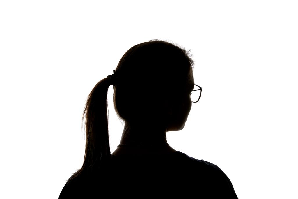 Силуэт девушки в очках с хвостиком, смотрящей в сторону изолированной на белом
 - Фото, изображение