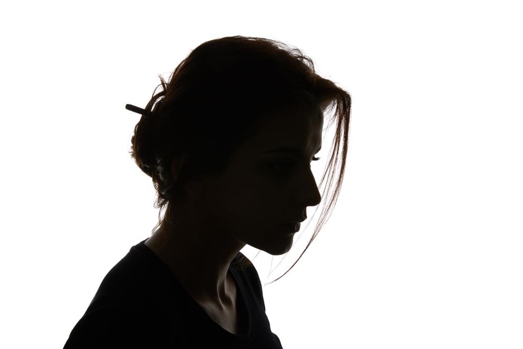 Silueta de mujer pensativa mirando hacia abajo aislado en blanco
 - Foto, imagen