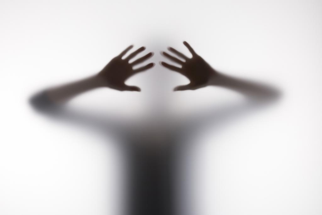 Размытый силуэт человека, касающегося стекла руками
 - Фото, изображение