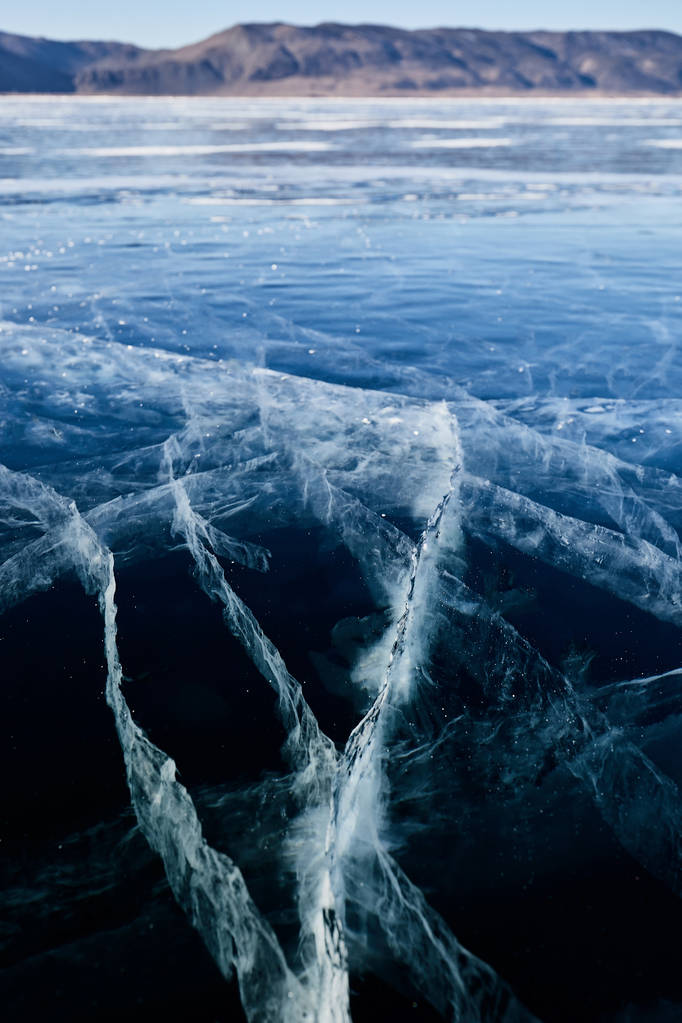 glace et fissures à la surface du lac Baïkal, hiver
 - Photo, image