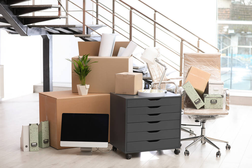 Переміщення коробки і меблів в новому офісі
 - Фото, зображення