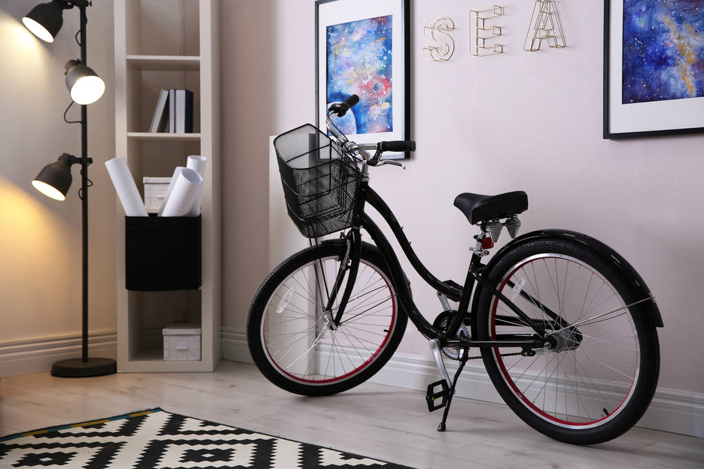 Intérieur élégant de la chambre avec vélo moderne. Conception Hipster
 - Photo, image
