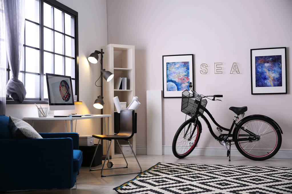 Elegante habitación interior con bicicleta moderna. Diseño Hipster
 - Foto, Imagen