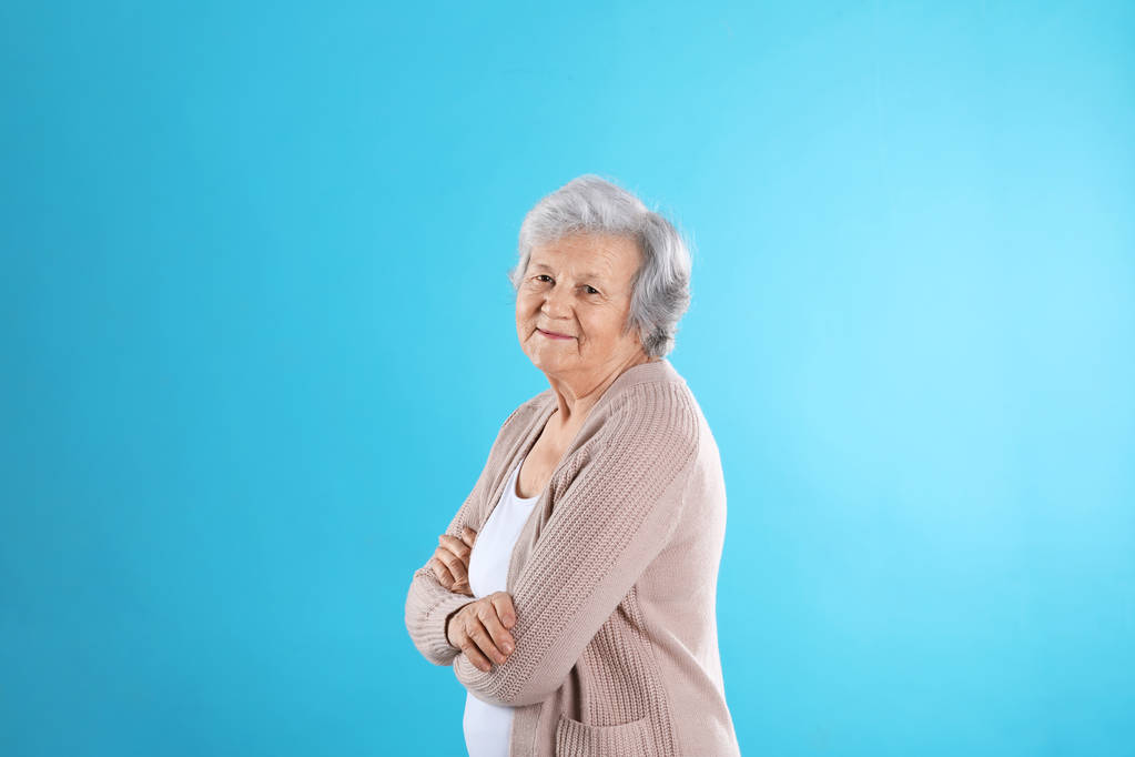 Retrato de la abuela en ropa elegante sobre fondo de color
 - Foto, Imagen