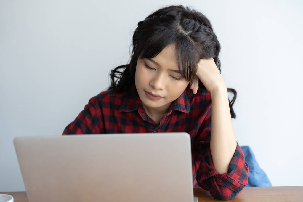 Asyalı kadınlar stresli bir bilgisayar ile uzun bir süre için çalışma - Fotoğraf, Görsel