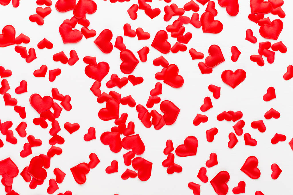 Walentynki serca tle czerwony na białym tle drewnianych. - Zdjęcie, obraz