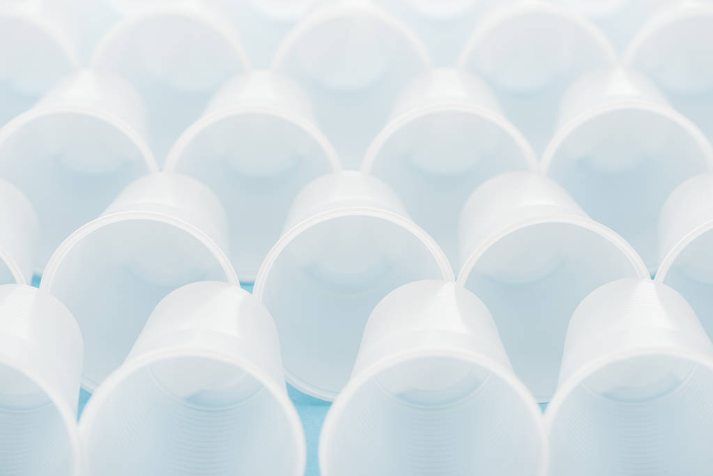 επιλεκτική εστίαση του λευκού και πλαστικά κύπελλα με αντίγραφο χώρου  - Φωτογραφία, εικόνα