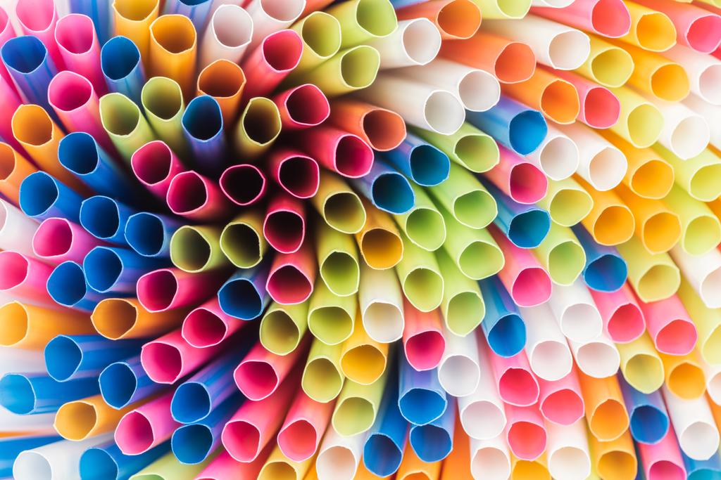 close-up de palhas plásticas coloridas e brilhantes com espaço de cópia
  - Foto, Imagem