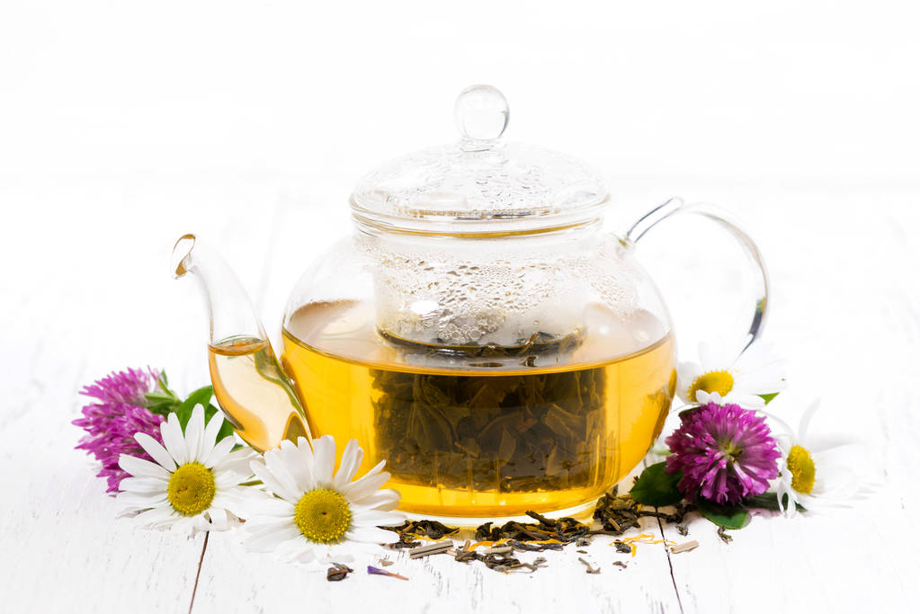 αρωματικά τσάι από βότανα σε μια τσαγιέρα γυαλί σε λευκό φόντο - Φωτογραφία, εικόνα
